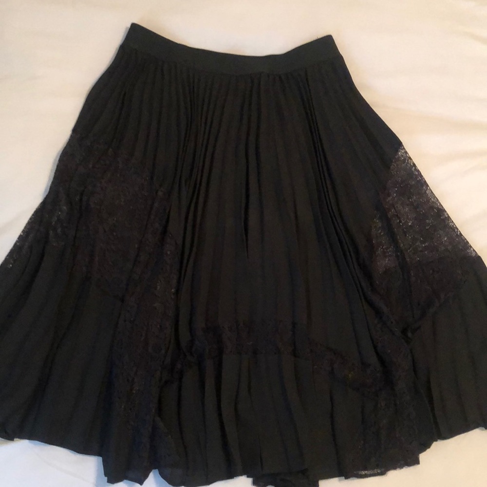 Pleated midi skirt with lace